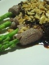 Asperges en manteau de boeuf, caramel de poivron et amandes torréfiées