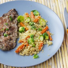 Bavettes à l’échalote, quinoa sauté aux petits légumes