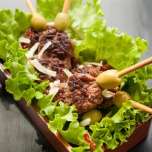 Bento de mini-brochettes de boeuf et sa salade fraîcheur
