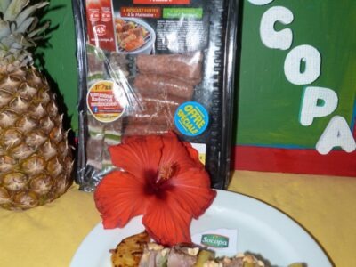 Brochette extra-tendrement exotique à l’ananas et aux cacahuètes grillées, épi de maïs au barbecue