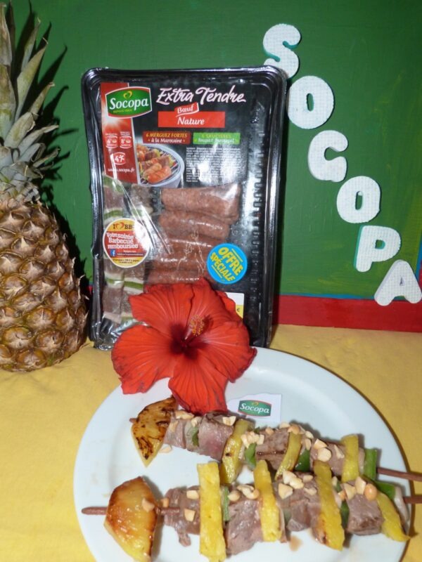 Brochette extra-tendrement exotique à l’ananas et aux cacahuètes grillées, épi de maïs au barbecue