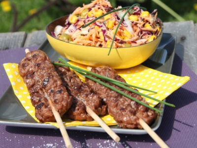 Brochettes au boeuf Plein Grill et Salade de légumes croquants