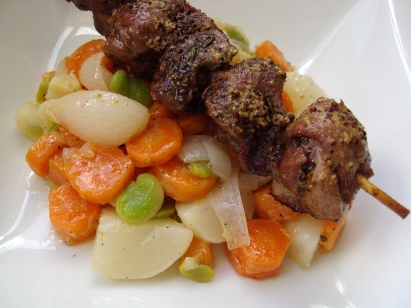 Brochettes d’agneau à la moutarde et jardinière de légumes primeurs