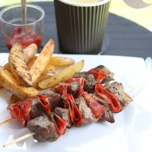 Brochettes de boeuf au chorizo et patatas bravas