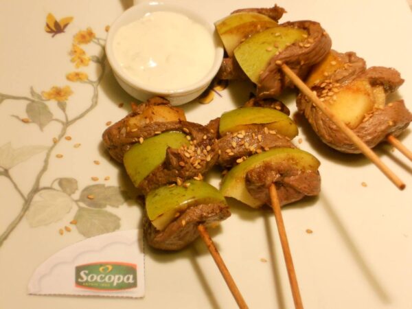 Brochettes de boeuf et de pommes sauce au Roquefort