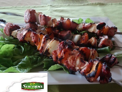 Brochettes de porc caramélisées abricot et pommes caramélisées