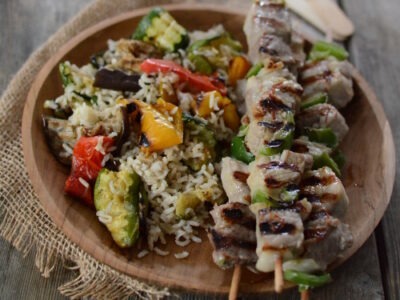 Brochettes de porc Extra Tendre au safran, riz aux légumes grillés