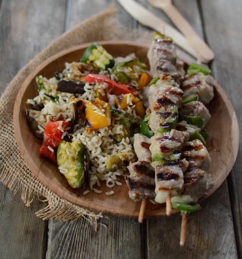 Brochettes de porc Extra Tendre au safran, riz aux légumes grillés