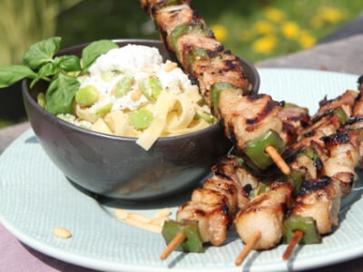 Brochettes de Porc Extra Tendre nature et Tagliatelles au pesto d’herbes et aux fèves