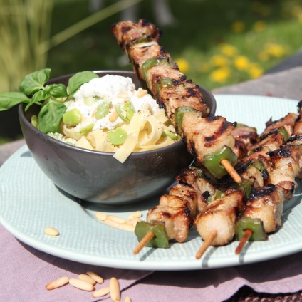 Brochettes de Porc Extra Tendre nature et Tagliatelles au pesto d’herbes et aux fèves
