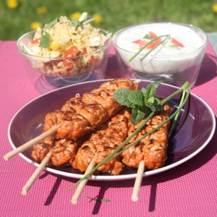 Brochettes de Porc Plein Grill à la tomate, sauce Raïta et Taboulé Libanais