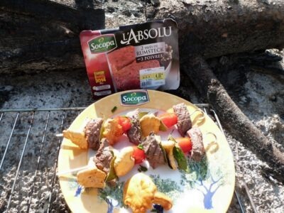 Brochettes de rumsteck mariné aux 3 poivres,girolles et beurre persil- ciboulette
