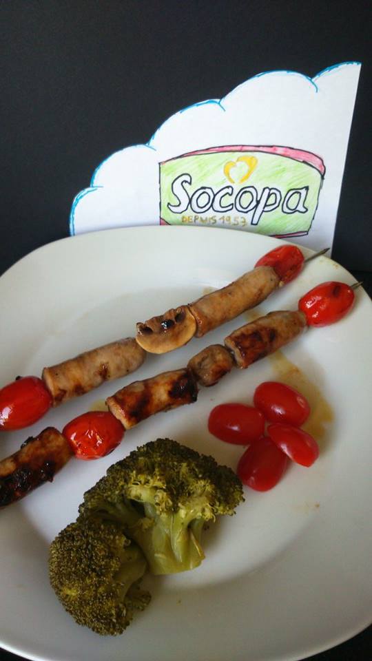 Brochettes de saucisses badigeonnées sauce gourmande