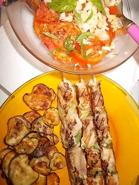 Brochettes et salade fraîche