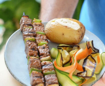 Brochettes Extra Tendre marinées aux épices et salade de tagliatelles de légumes, pommes de terre au barbecue