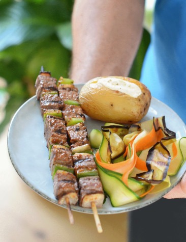 Brochettes Extra Tendre marinées aux épices et salade de tagliatelles de légumes, pommes de terre au barbecue