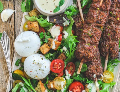 Brochettes Plein Grill, salade César et croûtons à l’ail maison