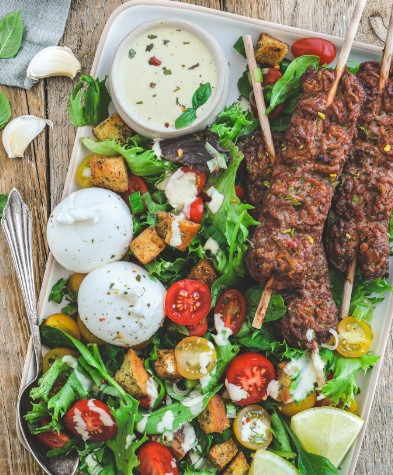 Brochettes Plein Grill, salade César et croûtons à l’ail maison