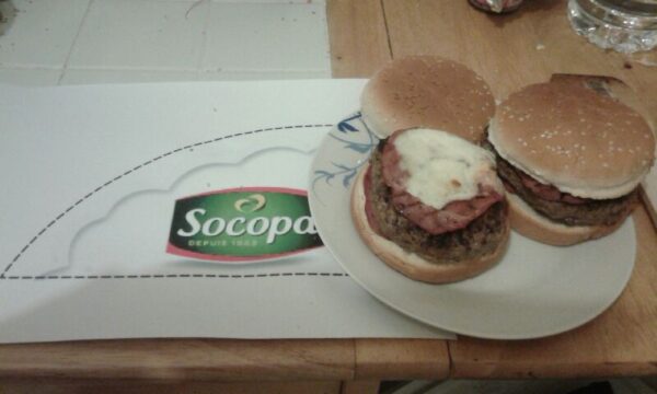 Burger au bacon et Saint-Nectaire fondant