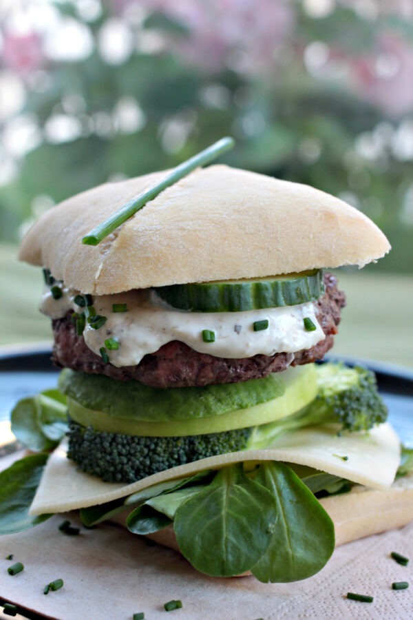 Burger fumé et verdure