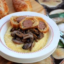 Feuilleté de saucisses de Savoie aux cèpes, écrasé de pommes de terre et garniture forestière