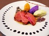 Filet de boeuf aux trois purées, garniture forestière et échalotes confites