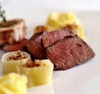Filet de boeuf poché avec poireaux et sauce au raifort