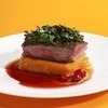 Filet de boeuf poêlé en tenue de soirée rouge et verte