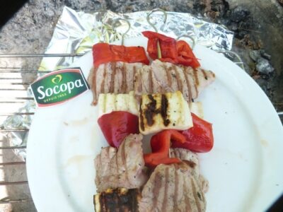 Filet mignon de porc en brochettes au fromage grec, comme à Kalamata