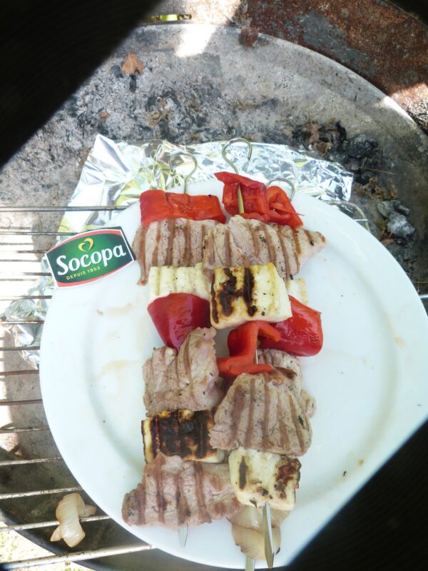 Filet mignon de porc en brochettes au fromage grec, comme à Kalamata