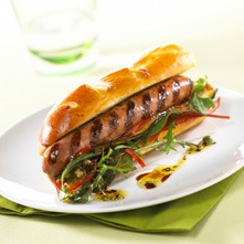 Hot dogs briochés à la saucisse et aux légumes grillés