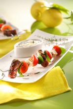 Mini brochettes de merguez véritables, feta et menthe