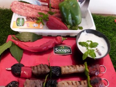 Mixed grill rumsteck & chipolata au chorizo et pruneaux, sauce fraîche menthe yaourt