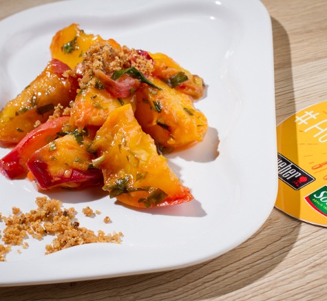 Peches jaunes estragon et crumble amandes, noisettes