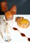 Sucettes de porc caramélisé et gougère carottes