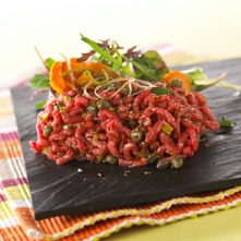 Tartare de boeuf fondant, salade croquante et patates douces grillées au citron vert