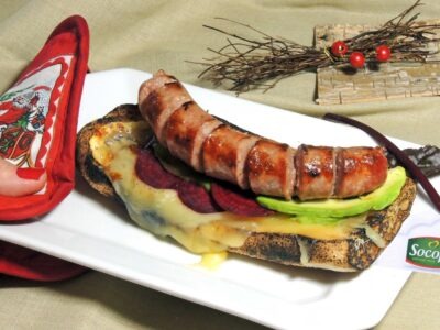 Tartine chaude saucisse grillée – raclette