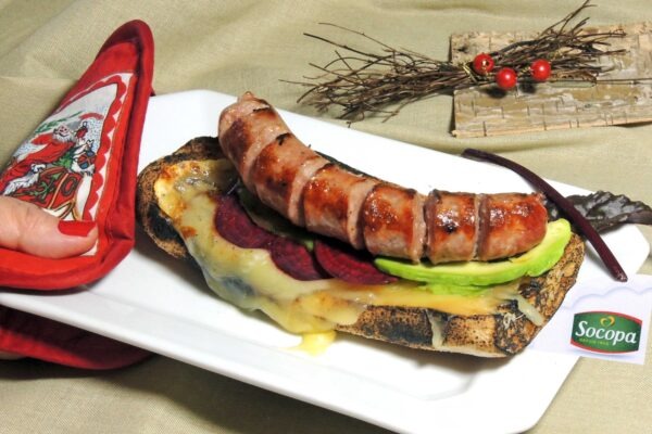 Tartine chaude saucisse grillée – raclette