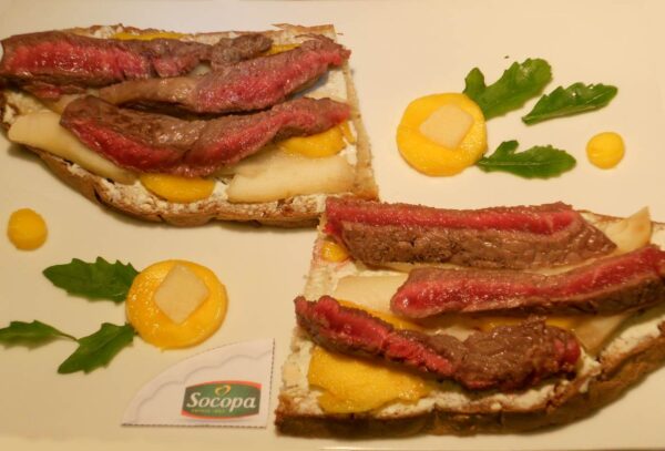 Tartines de boeuf poire mangue et Roquefort