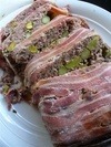 Terrine de porc, asperges et poireaux en habit de lard