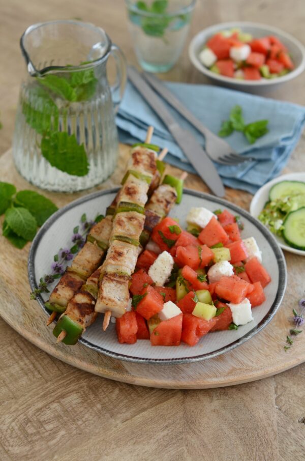 Brochettes de porc et salade de pastèque à la feta