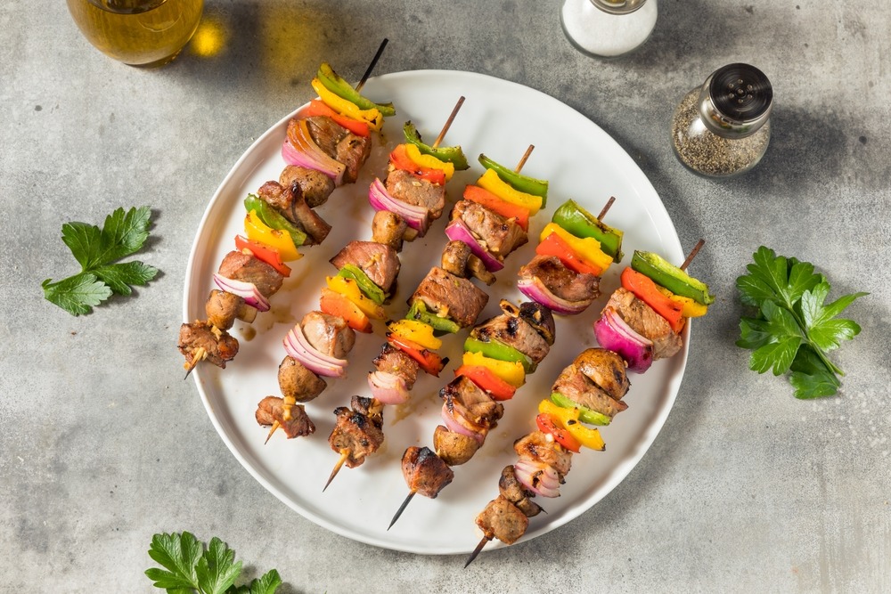 Brochettes De Barbecue Brochettes De Viande Avec Des Légumes Sur Le Gril  Enflammé