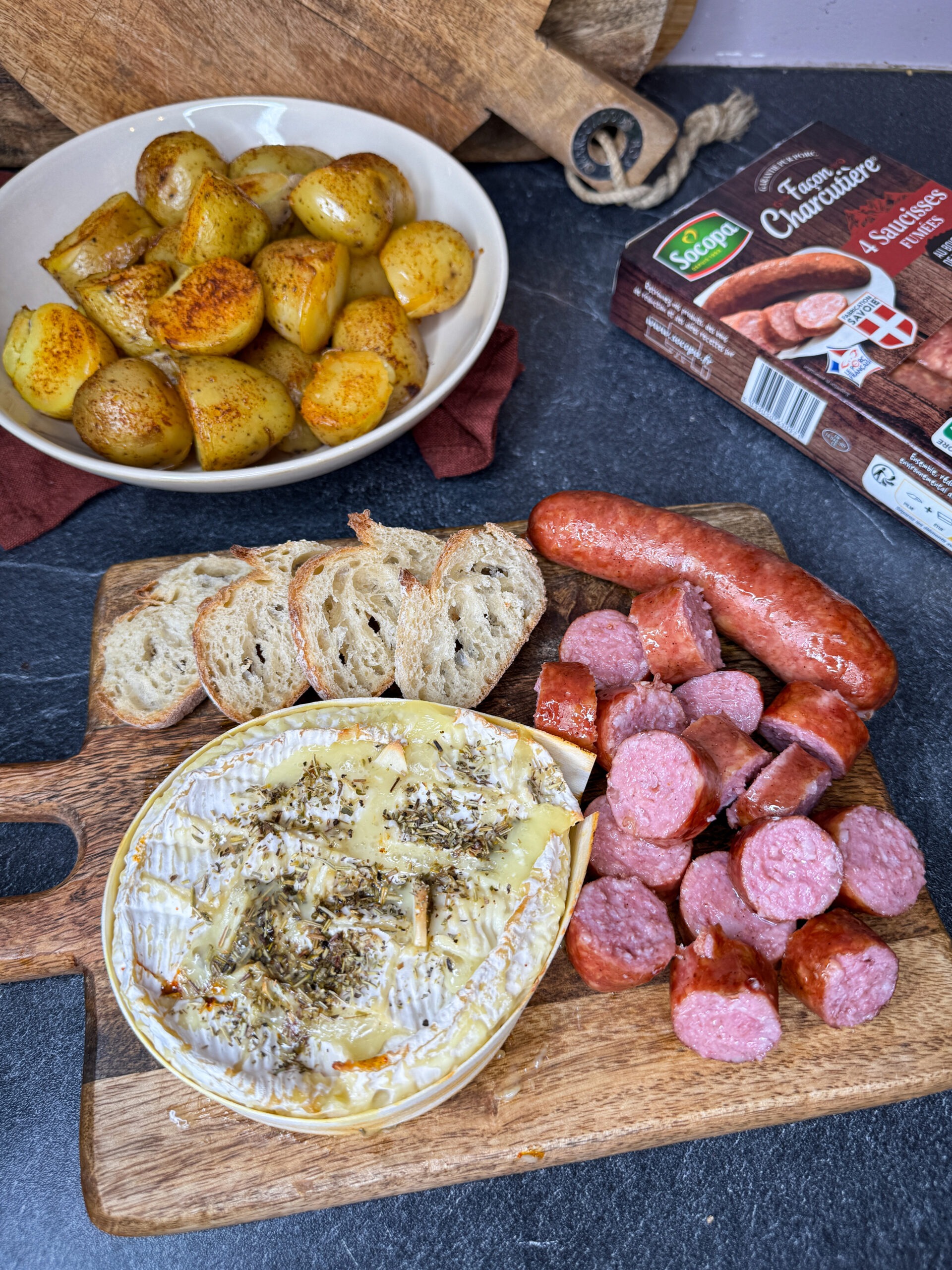 Saucisses fumées Façon Charcutière, camembert au four et pommes de terre