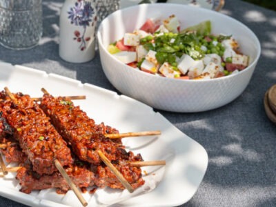 Brochettes laquées au sirop d’érable et au vinaigre balsamique et salade fraîche à la pastèque
