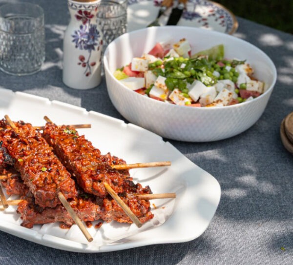 Brochettes laquées au sirop d’érable et au vinaigre balsamique et salade fraîche à la pastèque