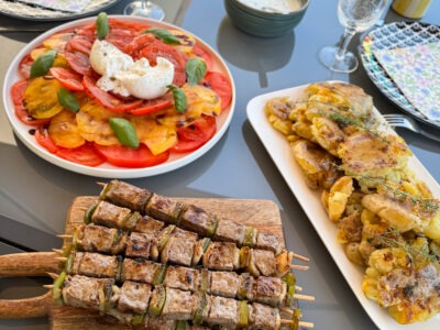 Brochettes de boeuf Extra Tendre, smashed potatoes et salade tomates burrata
