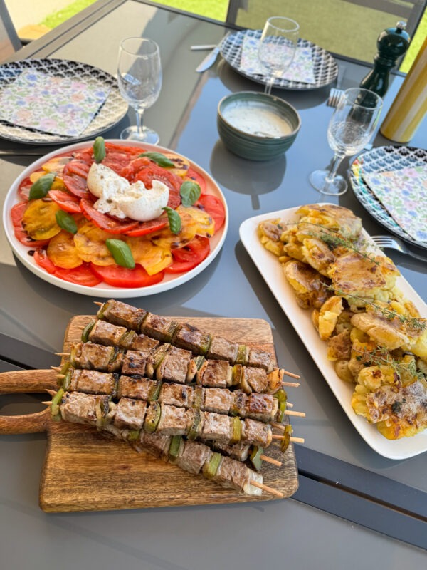 Brochettes de boeuf Extra Tendre, smashed potatoes et salade tomates burrata