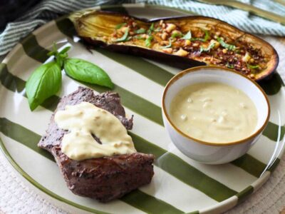 Pavés de Rumsteck Absolu aux 3 poivres, sauce moutarde & aubergines rôties